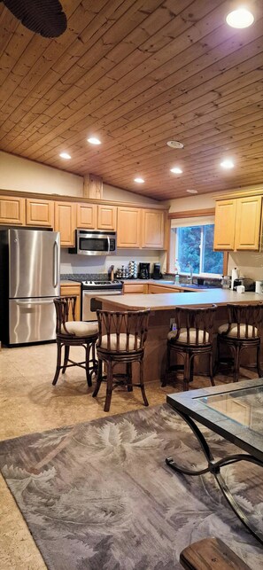 Fridge, microwave, oven, stovetop - Charming Private Suburban Cottage, Serene & Cozy (Mount Vernon)