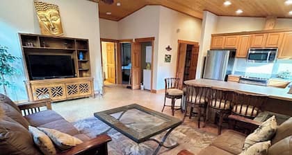 Charming Private Suburban Cottage, Serene & Cozy