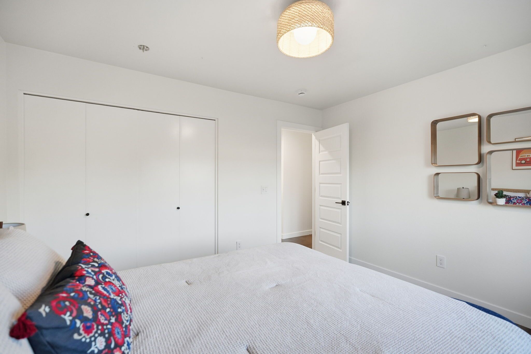 3 habitaciones, tabla de planchar con plancha, wifi y ropa de cama 