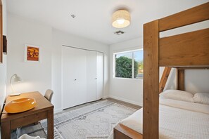 3 chambres, fer et planche à repasser, Wi-Fi, draps fournis