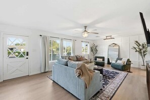 TV, offices - Games, Fire Pit, 5 min to Old Town, 2 Queen beds, 1 Bunk Bed. (Scottsdale)