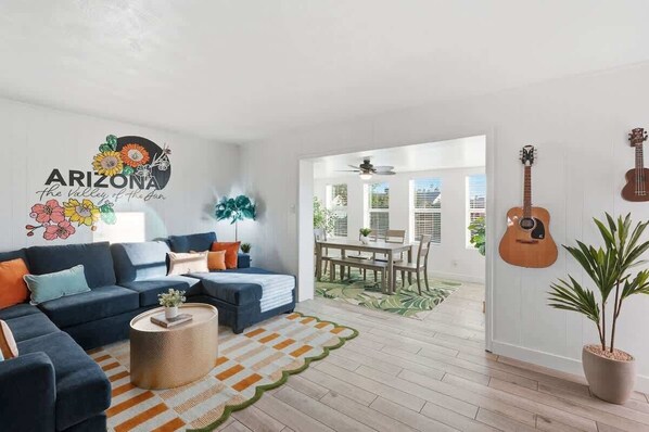 TV, offices - Walkable to Stadium! Heated Pool Spring Training (Scottsdale)