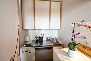 Kühlschrank, Geschirrspüler, Kochgeschirr/Geschirr/Besteck