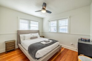 4 bedrooms, desk, travel cot, WiFi - Hollander Heritage House | Yard, Pets, Air Hockey (Salt Lake City)