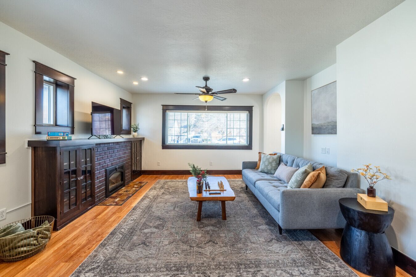 Televisión y chimenea 