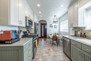 Fridge, microwave, oven, stovetop - Hollander Heritage House | Yard, Pets, Air Hockey (Salt Lake City)