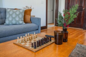 Een televisie en een open haard