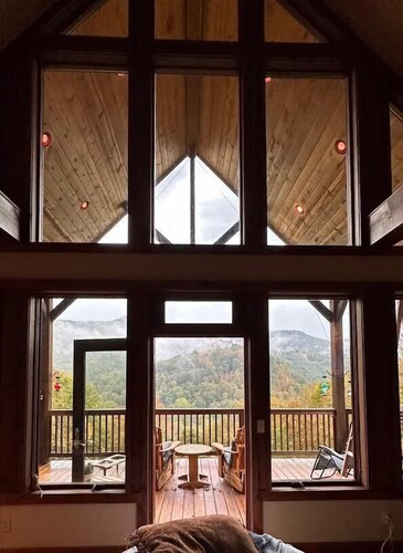 Spacious 4B w/private Loft Minutes from Snowshoe