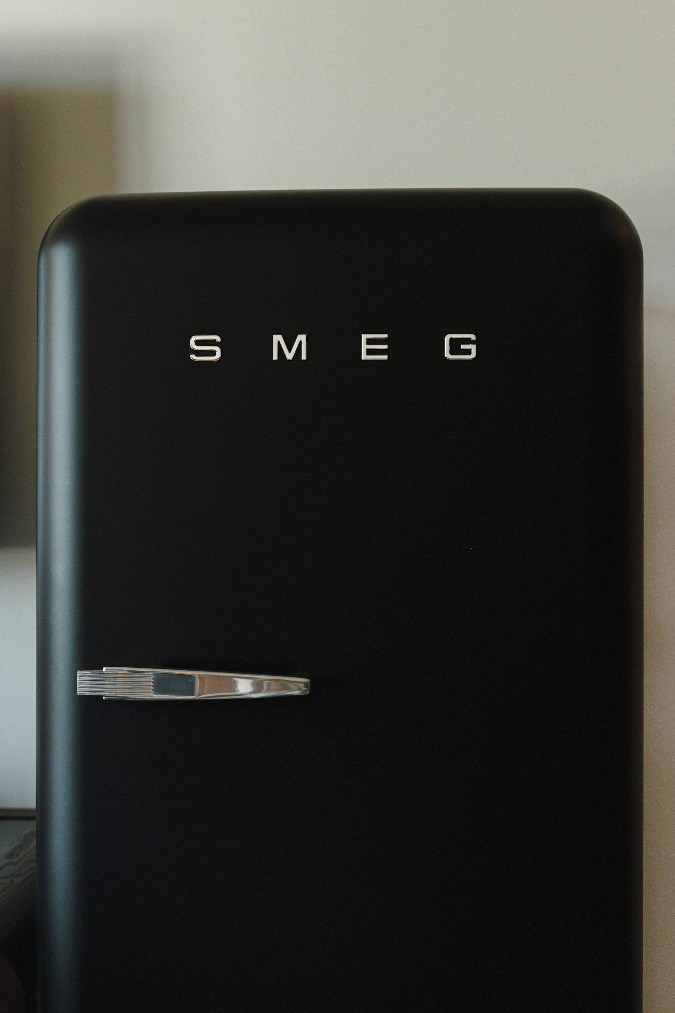 Un objeto negro con las letras 'SMEG'.