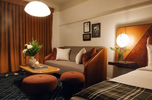 Peti besi dalam bilik, langsir/tirai gelap terus, kalis bunyi 