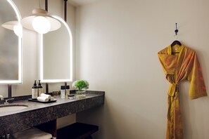 Classic Double Room, Non Smoking, City View | Bathroom | Hair dryer, towels, soap, shampoo - Caravan Court Hotel (Arlington)