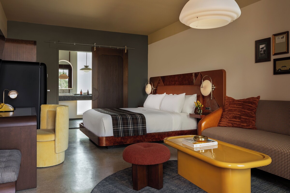 Egyptian cotton sheets, premium bedding, down duvets, minibar