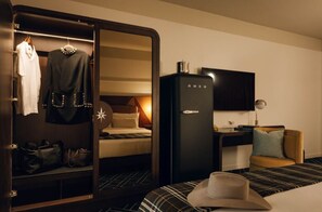 In-room safe, blackout drapes, soundproofing, free WiFi - Caravan Court Hotel (Arlington)