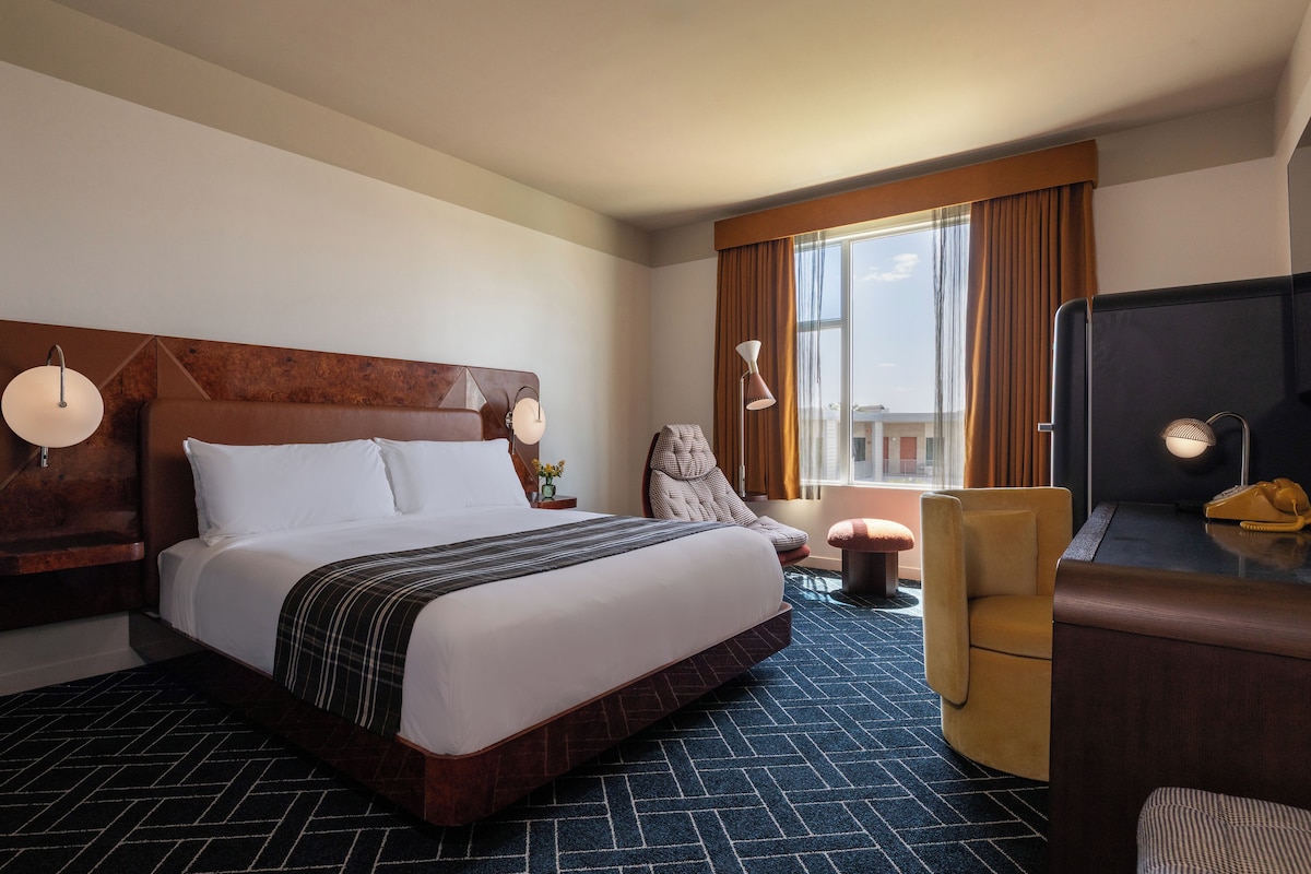 Egyptian cotton sheets, premium bedding, down duvets, minibar