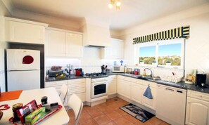 Fridge, microwave, oven, dishwasher - Apartment in Praia da Luz With Sea Views (Lagos)