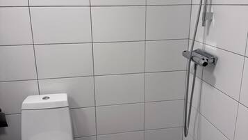 Doccia, asciugacapelli, bidet, asciugamani