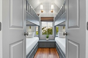 4 bedrooms, desk, iron/ironing board, travel cot - New! Heated Pool - 6 min walk to Beach - Rosemary! (Rosemary Beach)