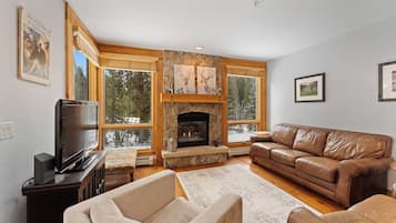 Studio (2 Bedrooms) | Front of property