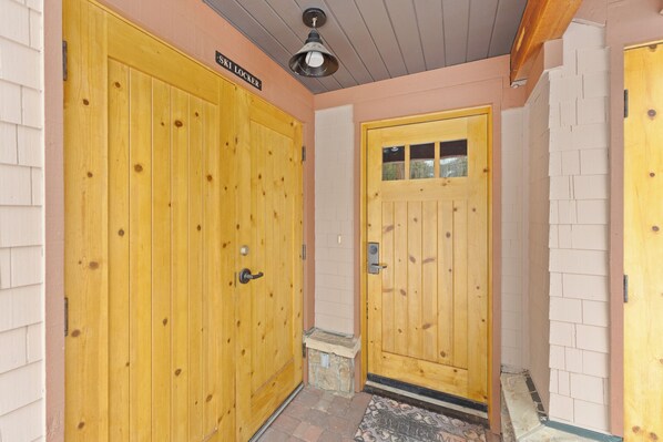 Studio (2 Bedrooms) | Exterior