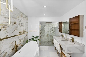 Shower, hair dryer, towels - Port Charlotte 4 Bedroom Pool Vacation Home on Peace River (Port Charlotte)
