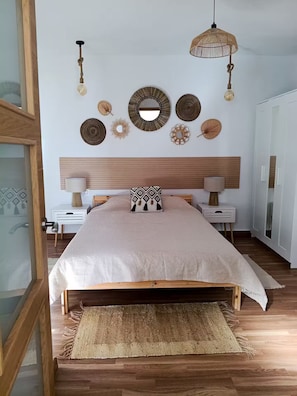 Tabla de planchar con plancha, wifi, ropa de cama