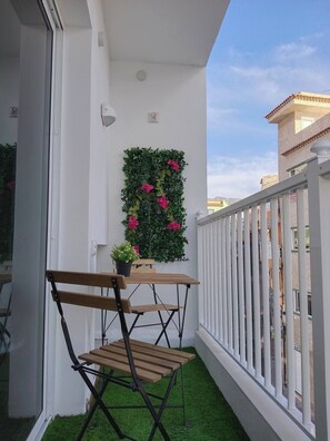 Outdoor dining - Apartamento Isabel Puerto de Santiago (Puerto de Santiago)