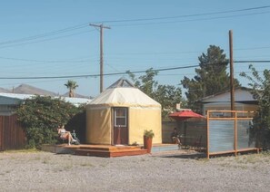 Property grounds - Enchanted Yurt - Private Hot Spring Glamping Escape (Truth or Consequences)