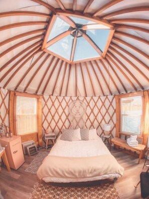 WiFi, bed sheets - Enchanted Yurt - Private Hot Spring Glamping Escape (Truth or Consequences)
