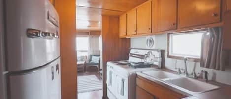 Kjøleskap, kokeplater og kjøkkenutstyr