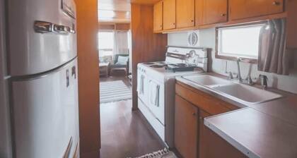 Silvia The Spartan - Private Hot Spring Vintage Camper