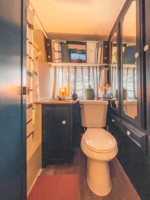 Hair dryer, towels, soap, shampoo - Ava the Avion - Luxury Private Hot Spring Retreat (Truth or Consequences)