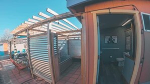Un baño pequeño y cerrado con inodoro y lavamanos.