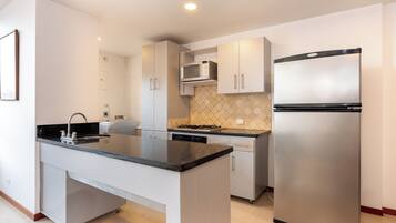 Comfort appartement, uitzicht op de stad | Privékeuken | Een microgolfoven, een kookplaat, een vaatwasser