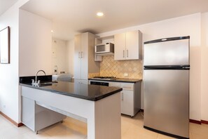 شقة مريحة - منظر للمدينة | مطبخ خاص | ميكروويف، موقد طهي مسطح، غسالة أطباق، مستلزمات طهي/أطباق/أوعية