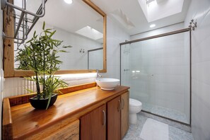 Apartamento Confort, vistas a la ciudad | Baño | Secador de pelo, toallas y papel higiénico