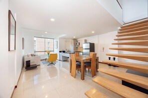 شقة مريحة - منظر للمدينة | منطقة المعيشة