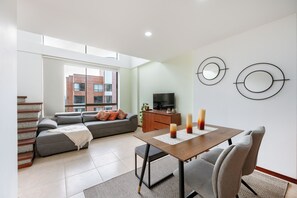 Apartamento superior, vistas a la ciudad | Zona de estar