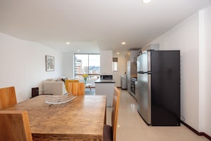 Comfort Apartment, City View | Private kitchen | Microwave, stovetop, dishwasher, cookware/dishes/utensils - Inhouse Group (Medellín)