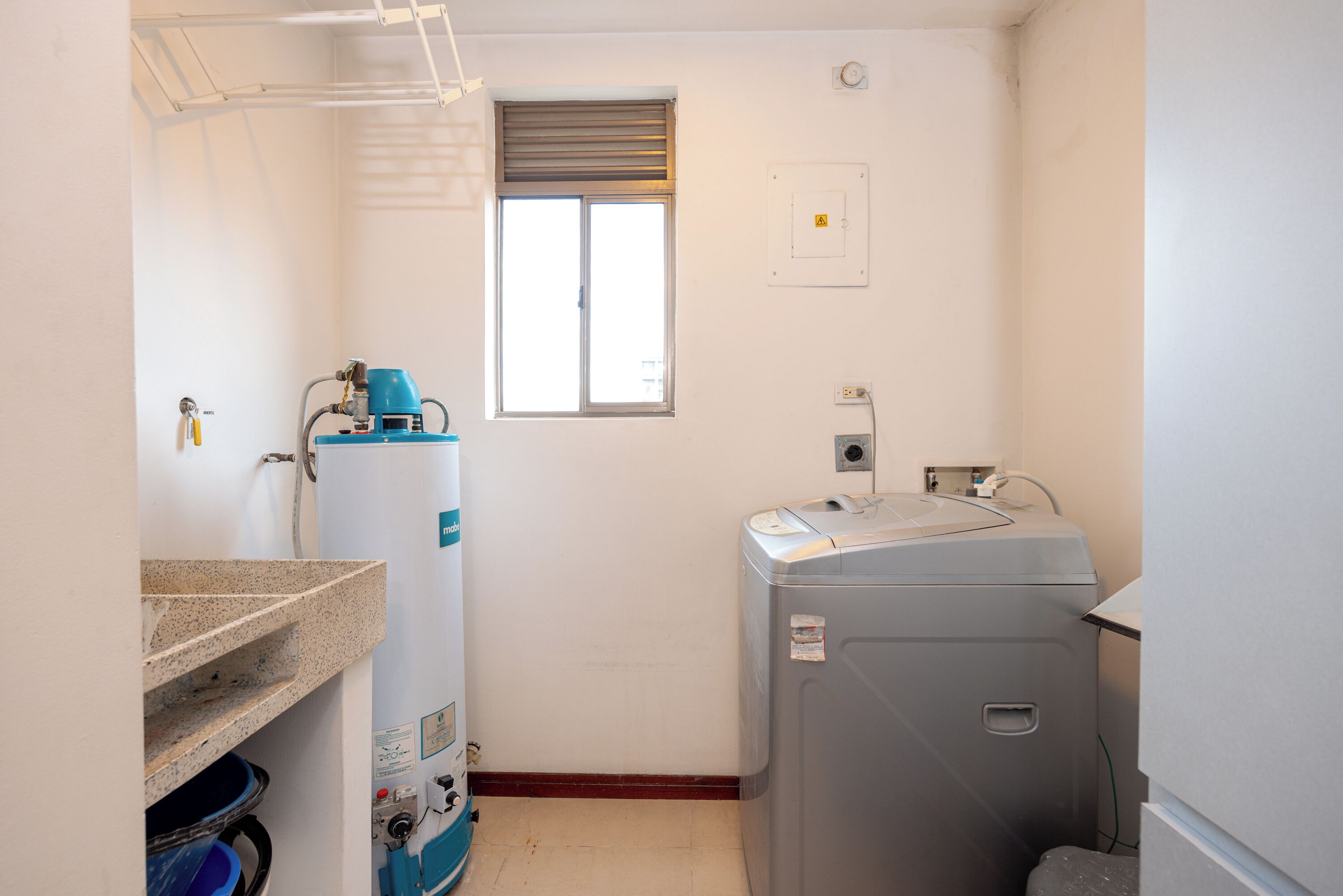 Căn hộ tiện nghi đơn giản, quang cảnh thành phố | Chậu rửa trong phòng tắm