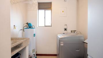 Căn hộ tiện nghi đơn giản, quang cảnh thành phố | Chậu rửa trong phòng tắm