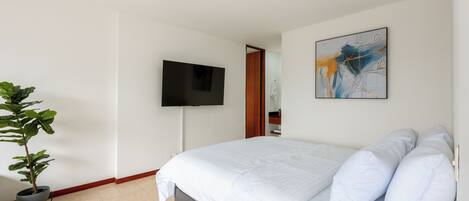 Apartamento superior, vistas a la ciudad | Escritorio y espacio para trabajar con un portátil