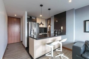 Luxury Apartment, City View | Private kitchen | Full-sized fridge, microwave, oven, stovetop - Apartamentos SETAI (Medellín)