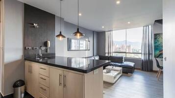 Lò vi sóng, bếp nấu, máy rửa bát, dụng cụ nấu nướng/bát dĩa/dao nĩa