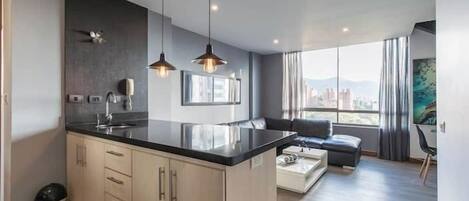 Mikrowelle, Herdplatte, Geschirrspüler, Kochgeschirr/Geschirr/Besteck