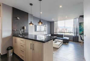 Full-sized fridge, microwave, oven, stovetop - Apartamentos SETAI (Medellín)