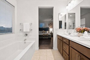 Shower, hair dryer, towels, toilet paper - Luxury 5BR/7 Beds/5 Kings/3TVs/Soft Water+Purified (Ontario)