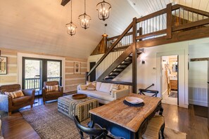 Smart TV, fireplace - Copper Cabin - modern cabin along Cove Creek, hot tub, fire pit (Vilas)