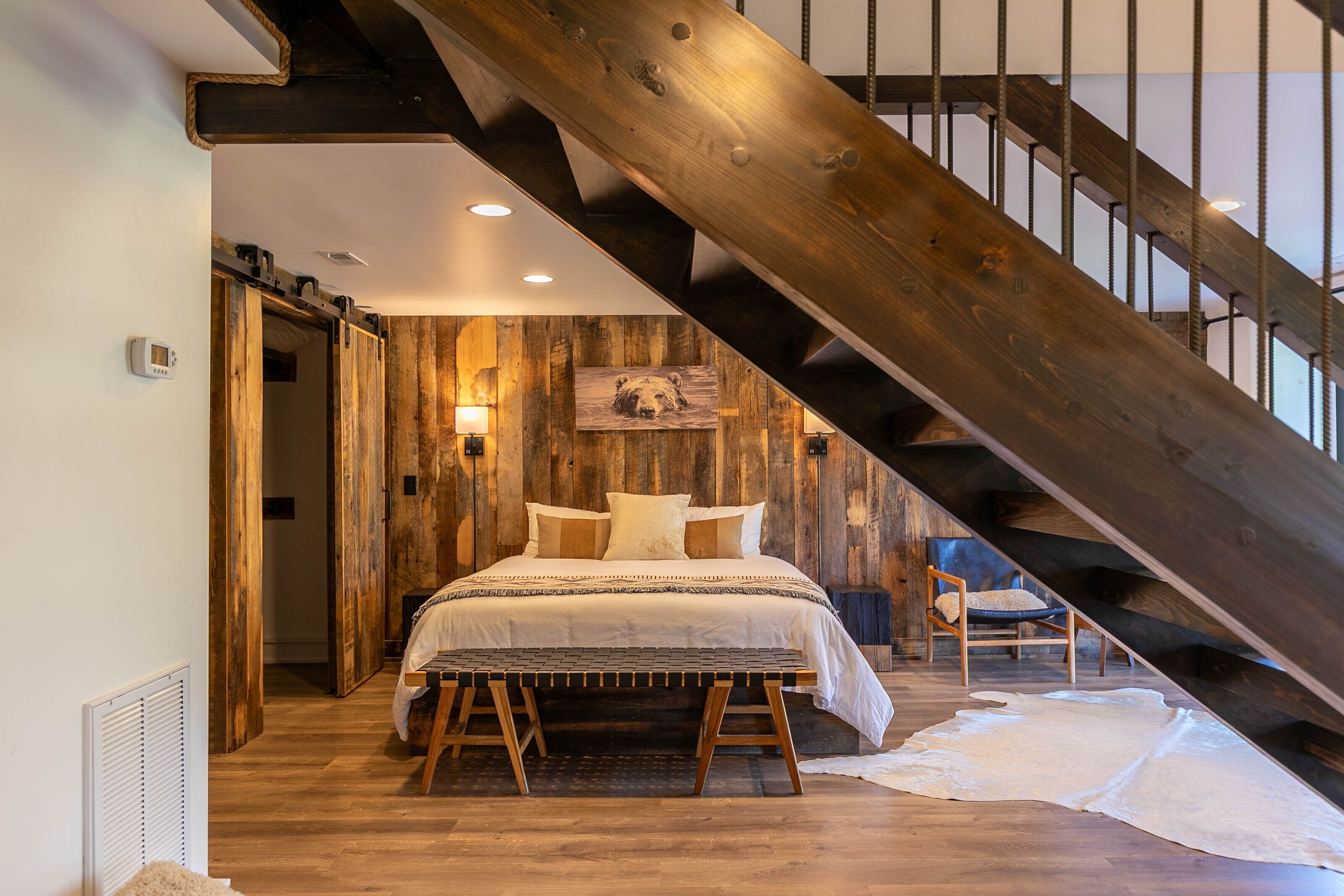 Skrivebord, strykejern/-brett, wi-fi (inkludert) og sengetøy