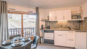 Réfrigérateur, micro-ondes, lave-vaisselle, cafetière/bouilloire