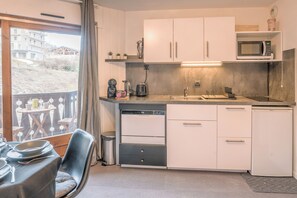 Fridge, microwave, dishwasher, coffee/tea maker